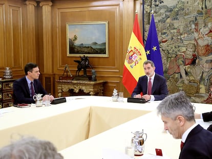 Reunión del rey Felipe VI con el presidente del Gobierno, Pedro Sánchez, en el palacio de la Zarzuela, y los miembros del Comité de Gestión Técnica del Coronavirus.