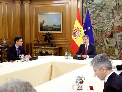 Reunión del rey Felipe VI con el presidente del Gobierno, Pedro Sánchez, en el palacio de la Zarzuela, y los miembros del Comité de Gestión Técnica del Coronavirus.