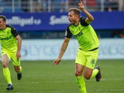 Stuani, junto a Víctor Sánchez, celebran el segundo gol del Girona ante el Eibar.