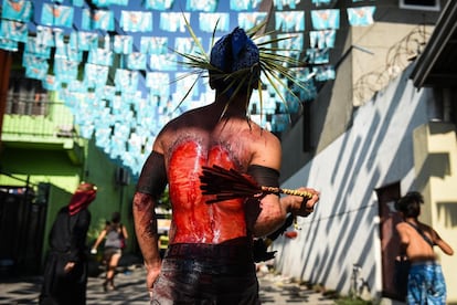 Los ritos de la Semana Santa de Filipinas comenzaron con el calvario de miles de penitentes que se flagelaron hasta sangrar, y arrastraron cruces descalzos durante kilómetros para limpiar sus pecados. En la imagen, un penitente con la espalda ensangrentada por la flagelación frente a la catedral, en San Fernando (Filipinas).