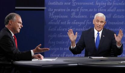 El demócrata Tim Kaine (izda.) en un instante del debate frente a Mike Pence.