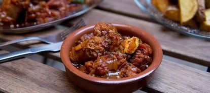 Ponle patatas, pan o arroz, pero que algo recoja esa salsa