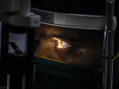 Un hombre se somete a un control ante la sospecha de estar infectado con mucormicosis, en un hospital de Bombay, India.