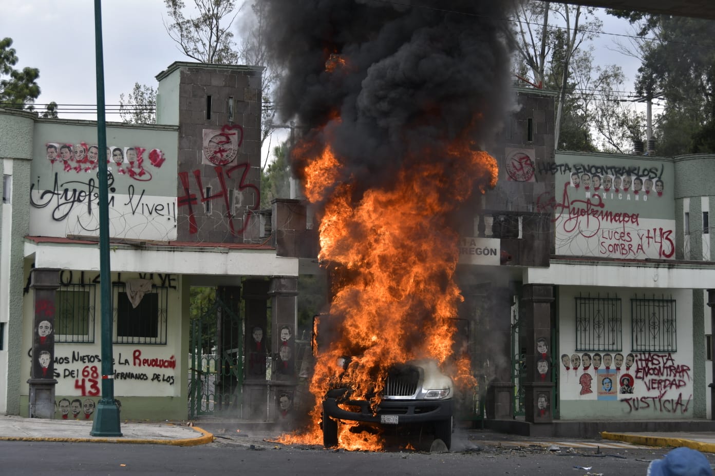 Protesta por la desaparición de los 43 estudiantes de Ayotzinapa en el Campo Militar 1, en Ciudad de México, este jueves.