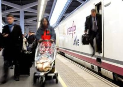 Un viajero desciende de uno de los trenes de alta velocidad (AVE) que une Madrid y la Comunidad Valenciana. EFE/Archivo