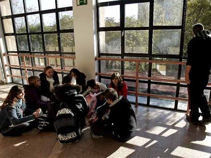 Los alumnos del instituto público Iturralde, del barrio madrileño de Carabanchel, asisten a talleres contra las drogas.