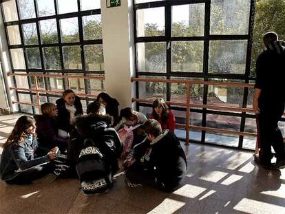 Los alumnos del instituto público Iturralde, del barrio madrileño de Carabanchel, asisten a talleres contra las drogas.