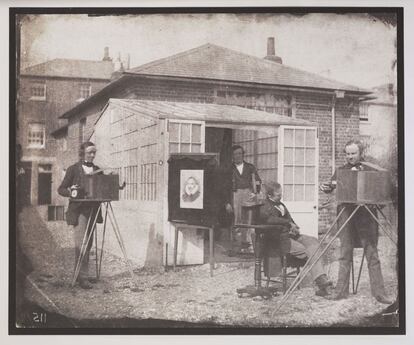 William Henry Fox Talbot y Nicolaas Henneman en el Reading Establishment, la primera empresa editorial fotográfica creada por ambos, 1846.