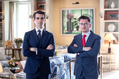 Los asesores del fondo Javier Caballero y Santiago Moreno, en un hotel de Marbella.