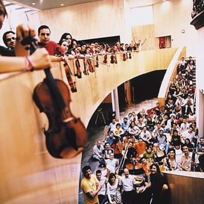 La Joven Orquesta Nacional de España (JONDE) celebró
su 20º aniversario durante un concierto en Albacete, en el teatro Circo. En la imagen, los 110 integrantes de la orquesta. En primer plano, su director artístico, José Luis Turina.