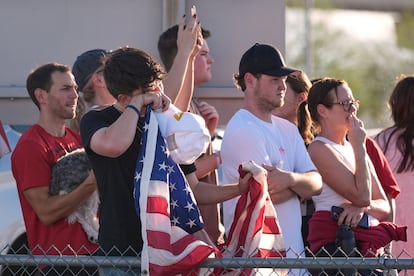 Personas observan el recorrido fúnebre del cuerpo de Charlie Kirk.