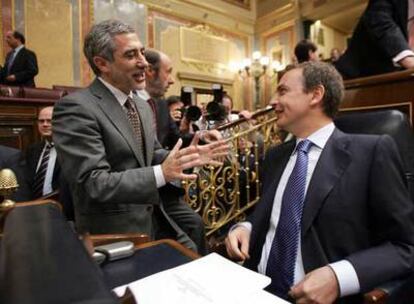 El presidente Zapatero y el líder de IU, Gaspar Llamazares, bromean en el Congreso en 2005.