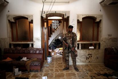Un soldado del ejécito iraquí permanece en el interior de una habitación usada por el Estado Islámico como prisión.