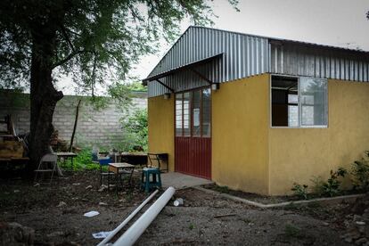 Con techo de lámina y mezclado con los escombros del temblor de 2017, las mujeres del Comité de Resistencia instalaron un comedor comunitario donde se servían tres comidas diarias para más de cien personas para sostener y cuidar a la comunidad en medio del abandono que sufrieron por parte del Estado.