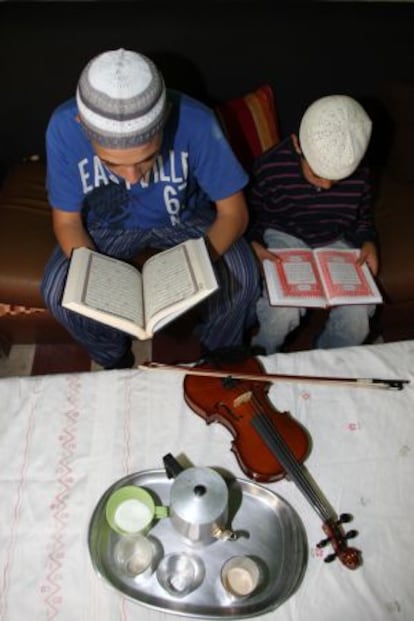 Dos niños, de 14 y 8 años, leen el Corán el pasado viernes en el salón de su casa, en La Cañada de Hidum en Melilla.
