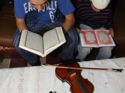 Dos niños, de 14 y 8 años, leen el Corán el pasado viernes en el salón de su casa, en La Cañada de Hidum en Melilla.