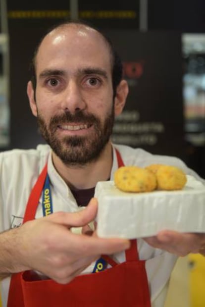 El chef Alberto García Escudero, con la croqueta ganadora.