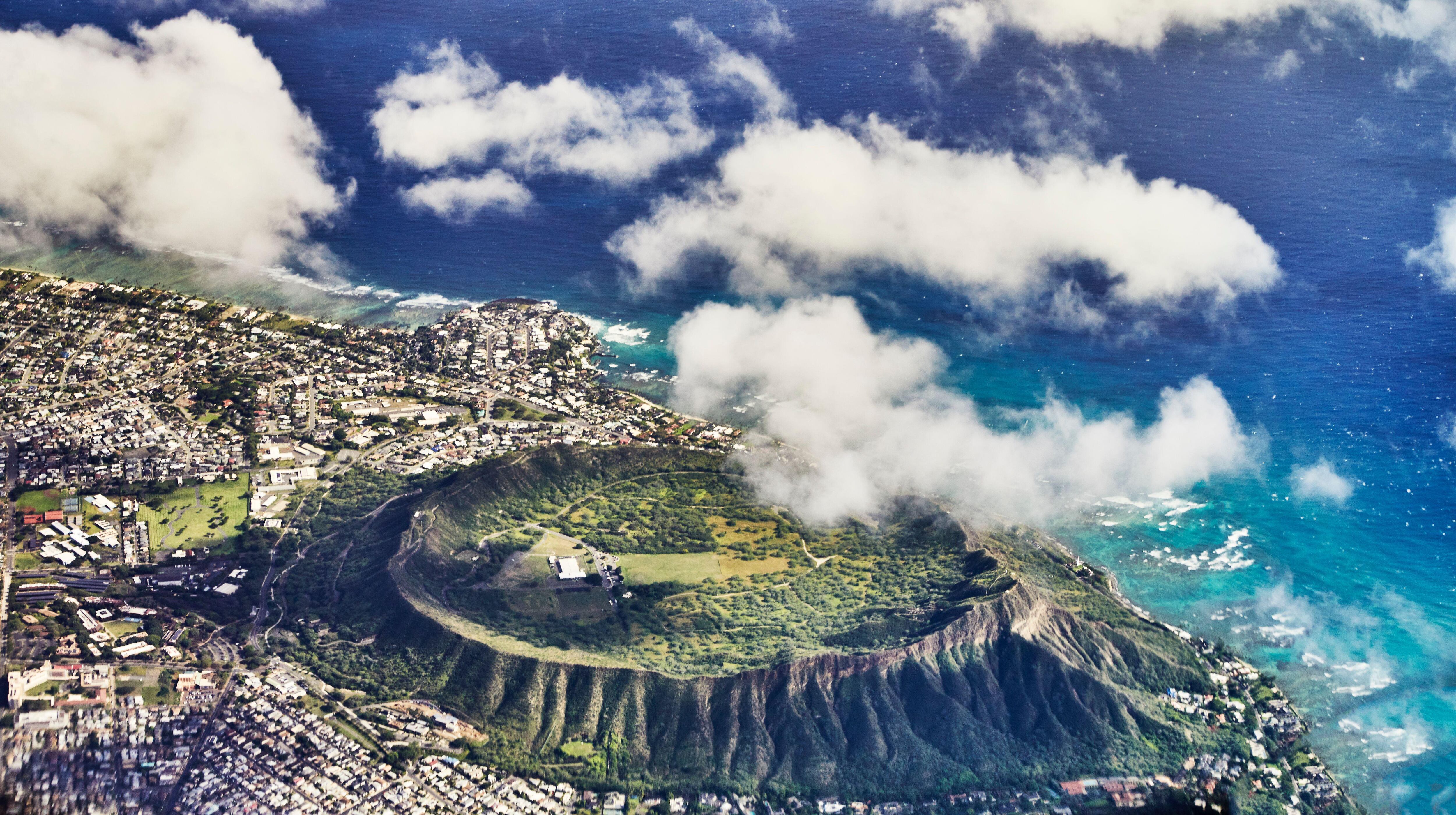 Vista aérea del cráter del volcán Diamond Head, en la isla hawaiana de Oahu.