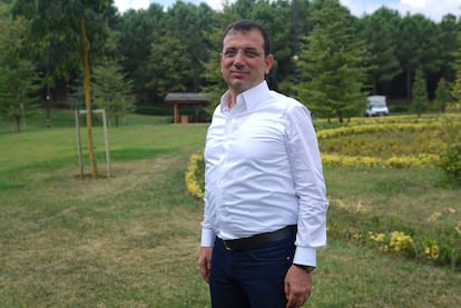 El nuevo alcalde de Estambul, Ekrem Imamoglu, en el bosque de Kemerburgaz, en Estambul, tras la entrevista con EL PAÍS este domingo.