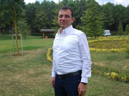 El nuevo alcalde de Estambul, Ekrem Imamoglu, en el bosque de Kemerburgaz, en Estambul, tras la entrevista con EL PAÍS este domingo.