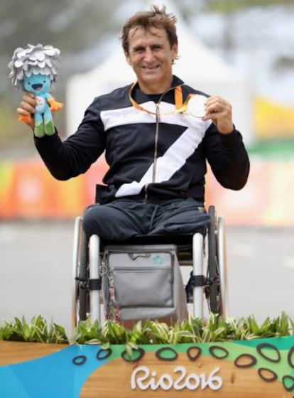 Zanardi con la medalla que gan&oacute; ayer.