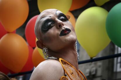 Un participante en la manifestación del Orgullo LGTB de Valencia en 2006.