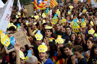 La protesta de Barcelona, con 16.000 participantes, según la Guardia Urbana, es el principal acto de las jornadas de huelga estudiantil que se celebran desde este miércoles en Cataluña y transcurre en un ambiente festivo.