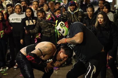 Luchadores de lucha libre se unieron participando en breves combates en el pavimento.