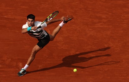 Alcaraz en acción durante el torneo de Roland Garros.
