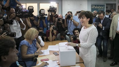 Soraya Sáenz de Santamaría votando en las primarias del PP.
 