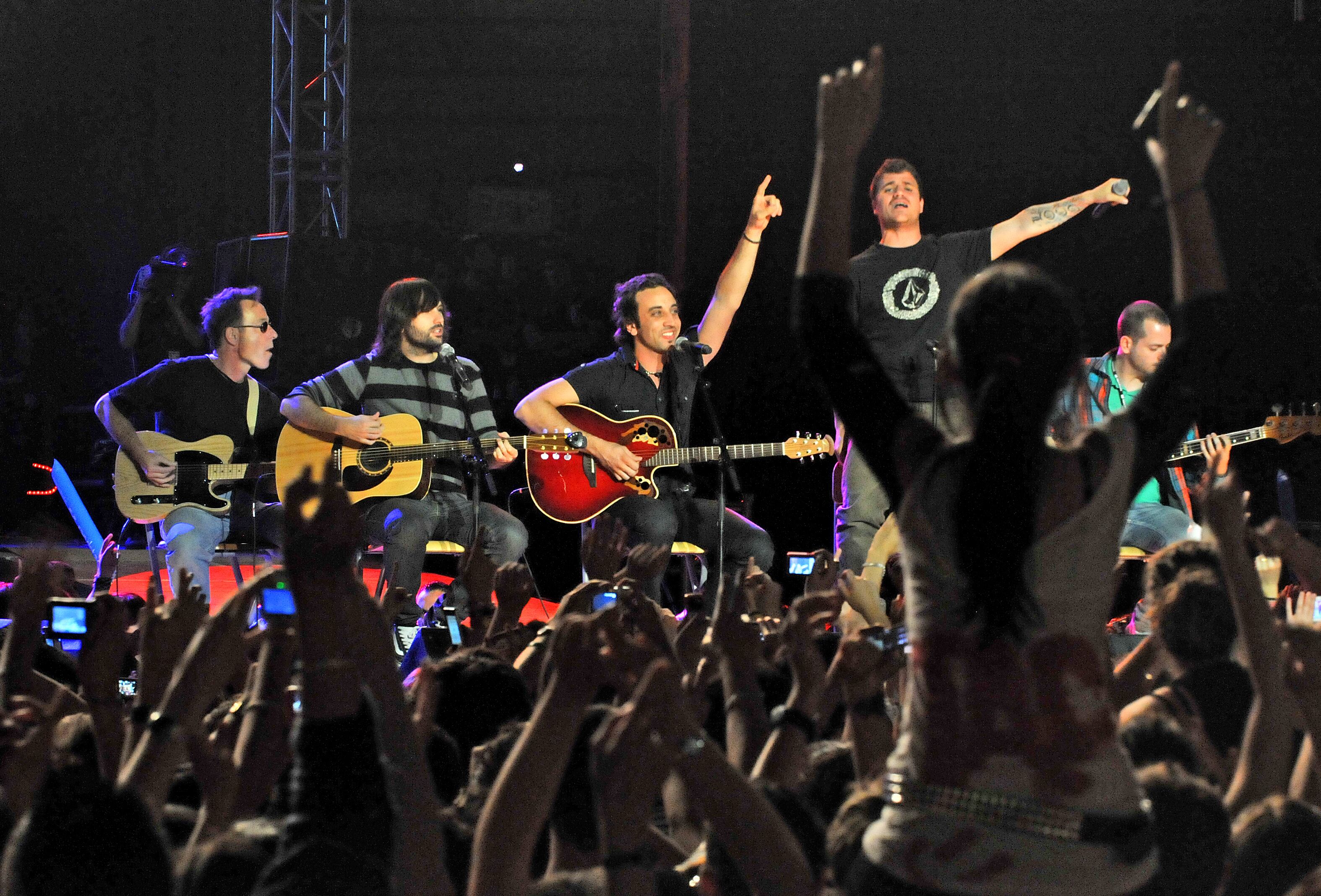 El Canto del Loco junto a Lucas Masciano, en un concierto de LOS40, en 2009 en Leganés.