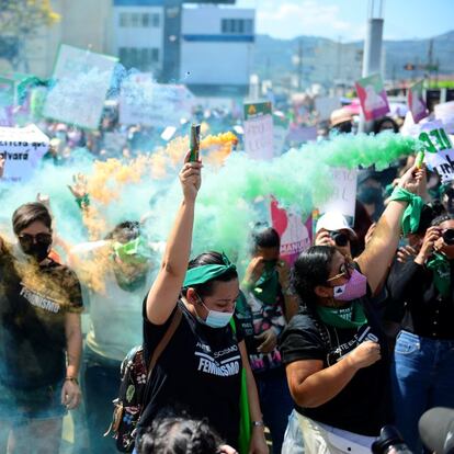 Manifestantes contra los feminicidios en San Salvador, El Salvador.
