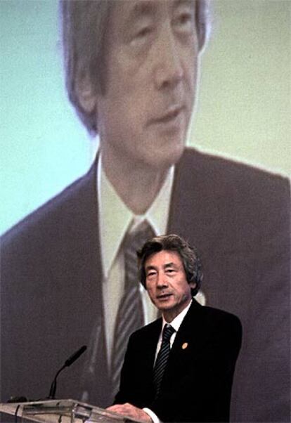El primer minsitro japonés, Junichiro Koizumi, en la cumbre de Yakarta.