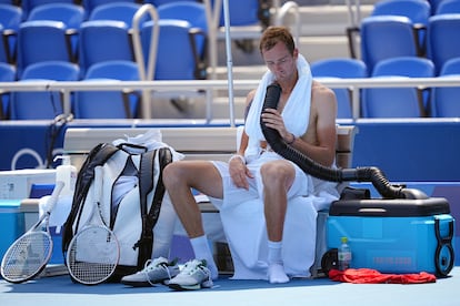 Medvedev se refresca con toallas heladas y aire acondicionado durante su partido contra Bublik.