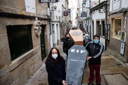 Manifestación de hosteleros para protestar por los restricciones impuestas por las autoridades para evitar la propagación de la covid-19, que obligan al cierre en el interior de los locales, y la ocupación al 50 por ciento de las terrazas, en Santiago de Compostela.