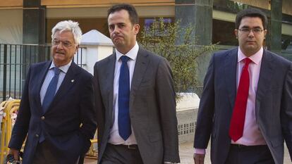 Manuel García Gallardo, en el centro, en una comparecencia en los juzgados de Cádiz.