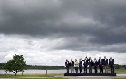 Los miembros del Grupo de los Ocho posan para una foto de familia durante la segunda jornada de la cumbre en Reino Unido este martes.