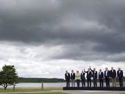 Los miembros del Grupo de los Ocho posan para una foto de familia durante la segunda jornada de la cumbre en Reino Unido este martes.