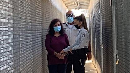 La trabajadora humanitaria española Juana Ruiz Sánchez es trasladada esposada de pies y manos para asistir a su juicio, este martes en el tribunal militar israelí de Ofer (Cisjordania).