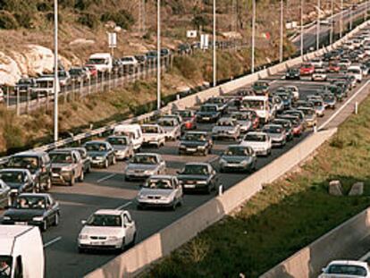 Atasco registrado ayer a la salida de Madrid en la Nacional VI, en dirección a A Coruña.