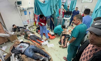 Personal sanitario atiende a los heridos de los ataques israelíes en el hospital Nasser de Jan Yunis en Gaza, este domingo.