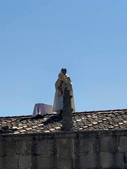 El cura de Arroyo de la Luz (Cáceres), uno de los focos del coronavirus en Extremadura, con cinco muertos, celebró este miércoles un corpus christi desde el tejado de la iglesia, adonde se subió con ropa litúrgica para que la “bendición del Santísimo” llegue a todo el pueblo y ayude a acabar con la pandemia que no deja de expandirse por el mundo. 