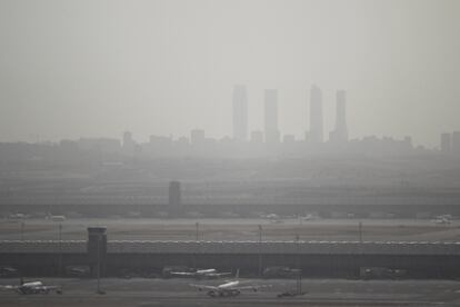 Contaminación por aire subsahariano con el aeropuerto de Barajas en primer término y al fondo las cuatro torres de la Castellana.