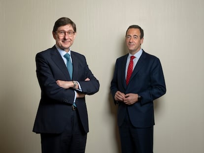 Jose Ignacio Goirigolzarri (izquierda) y Gonzalo Gortázar, presidente y consejero delegado de CaixaBank, el viernes en Madrid.