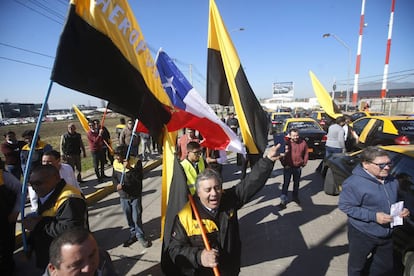 Um grupo de taxistas bloqueia o acesso ao aeroporto de Santiago.