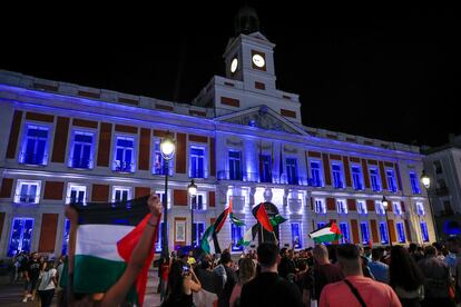 Decenas de banderas de Palestina ondean en la Puerta del Sol este domingo como protesta a la proyección de colores de la bandera de Israel que luce la fachada de la Presidencia de la Comunidad de Madrid.
