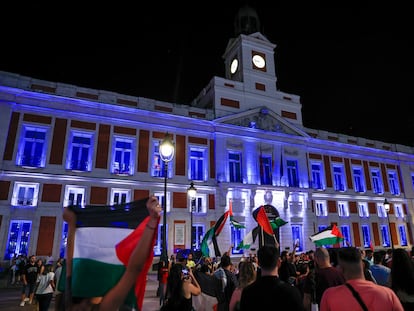 Decenas de banderas de Palestina ondean en la Puerta del Sol este domingo como protesta a la proyección de colores de la bandera de Israel que luce la fachada de la Presidencia de la Comunidad de Madrid.