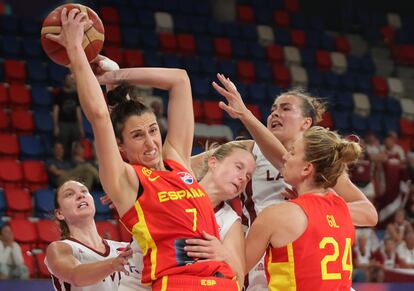 Alba Torrens y Laura Gil, entre jugadoras letonas.