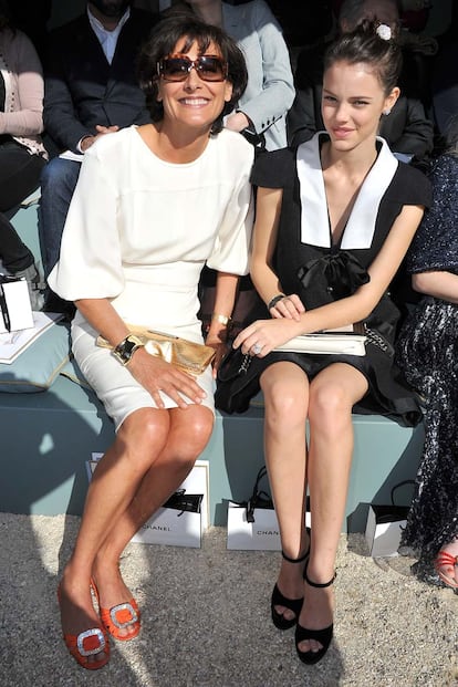 Ines de la Fressange junto a la actriz Laura Neiva. 