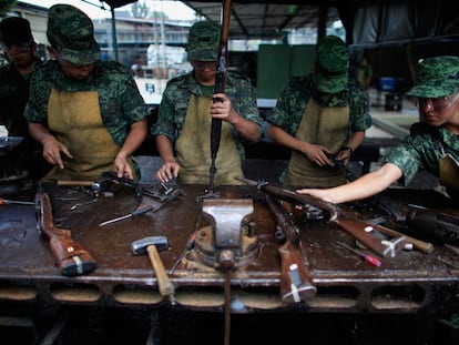 Soldados mexicanos desmantelan en Ciudad de México armas requisadas a narcos en distintas redadas.